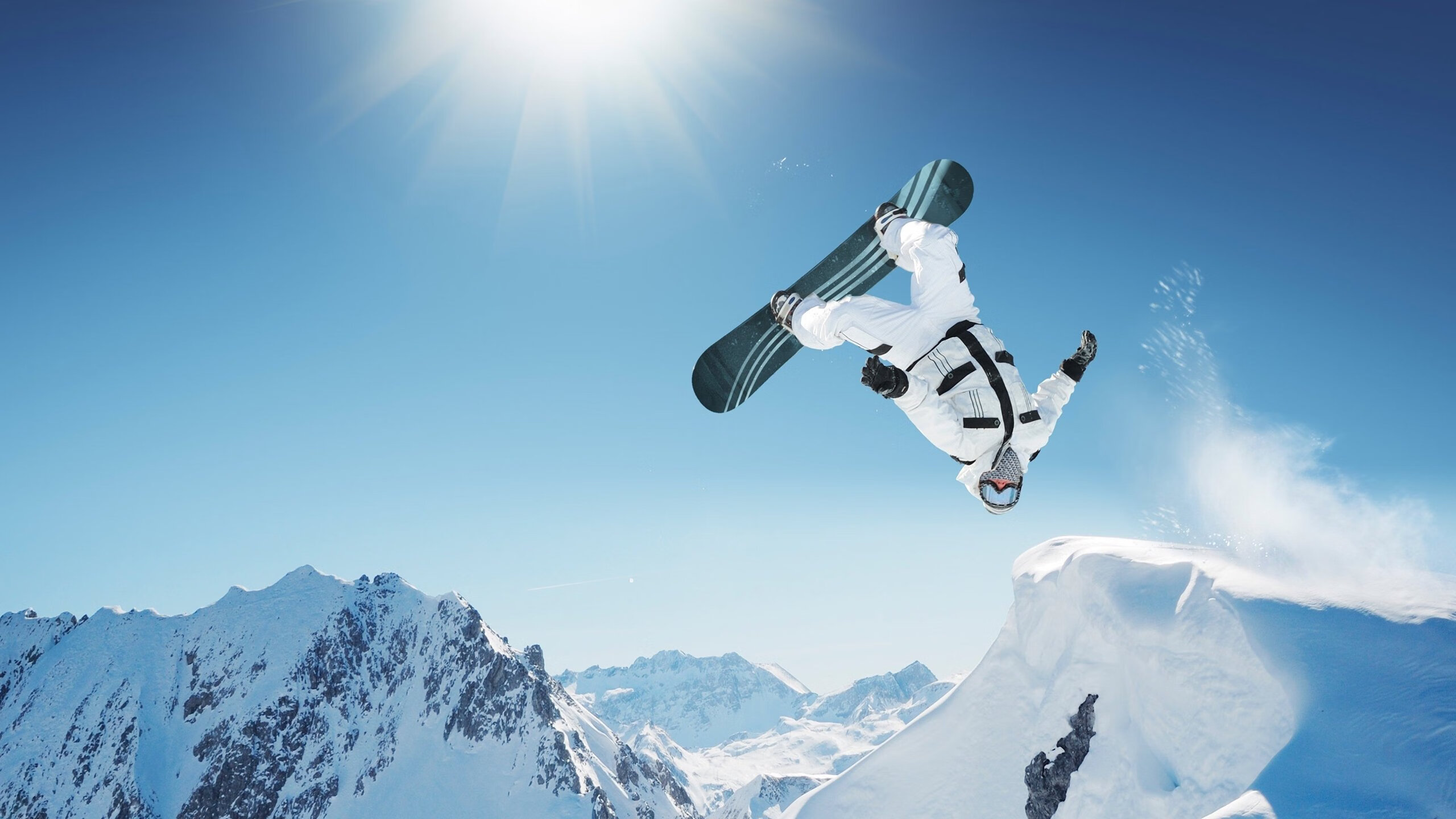 利雅得新月豪取十连胜领跑积分榜，利雅得新月阵容豪华